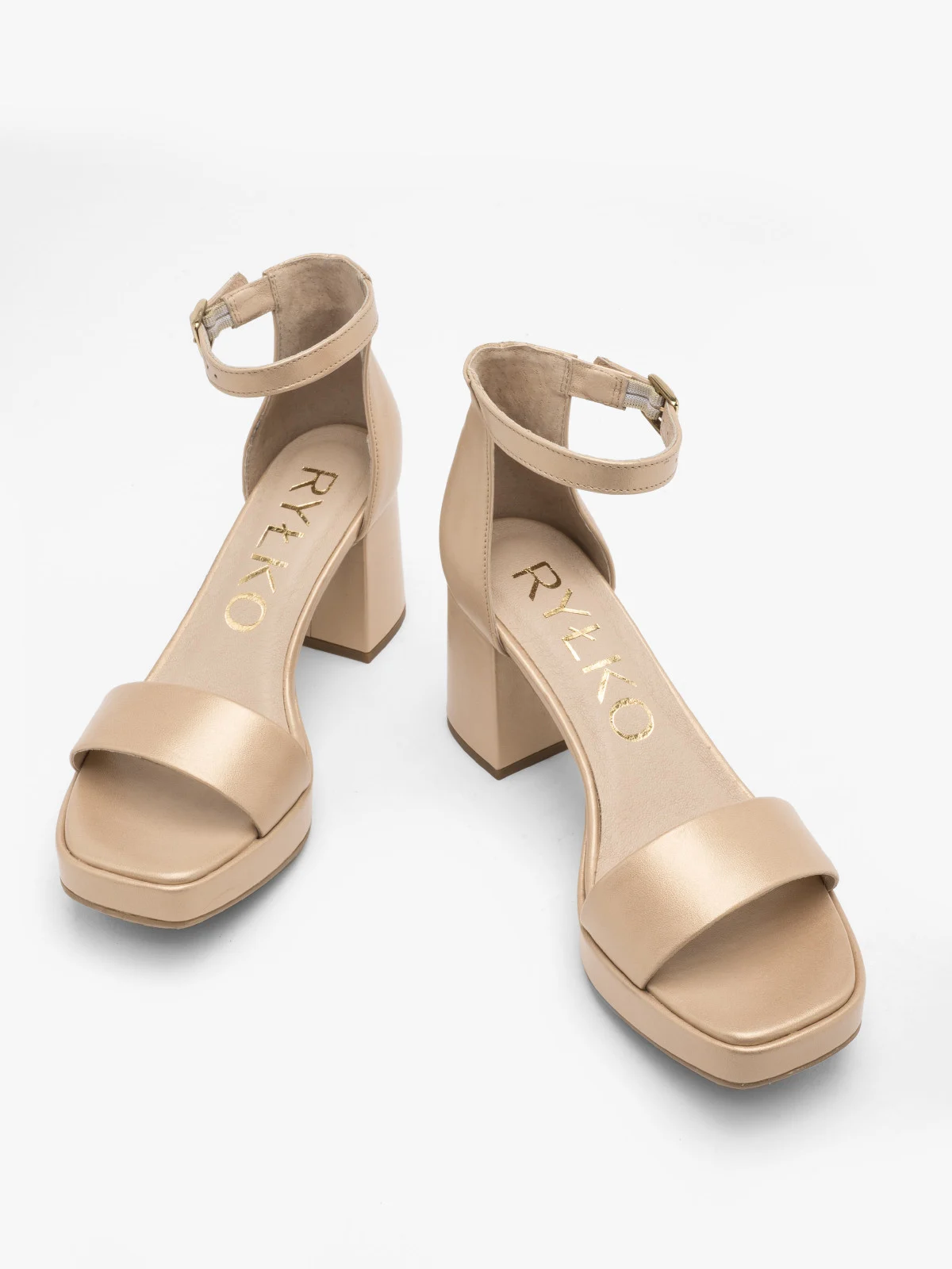 Złote sandały na masywnym obcasie i balu