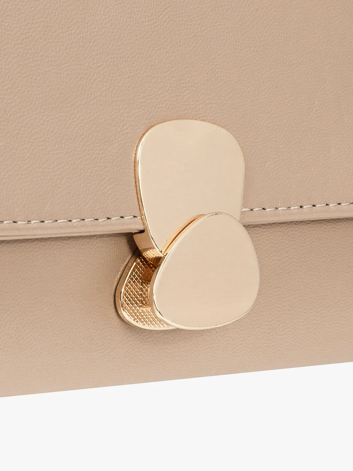 Elegancka beżowa torebka z ozdobnym zapięciem