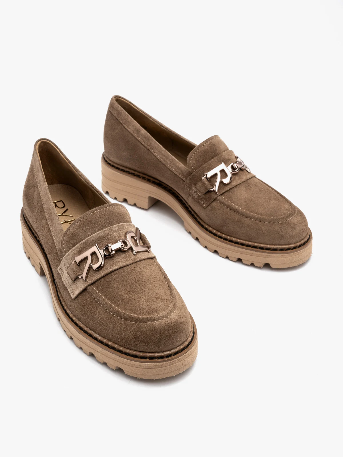 Piaskowy mokasyn z ozdobą na cholewce