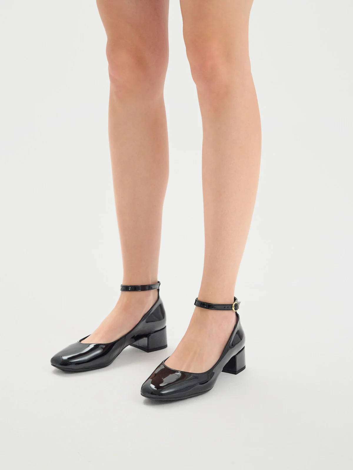 Lakierowane czółenka z zapięciem wokół kostki