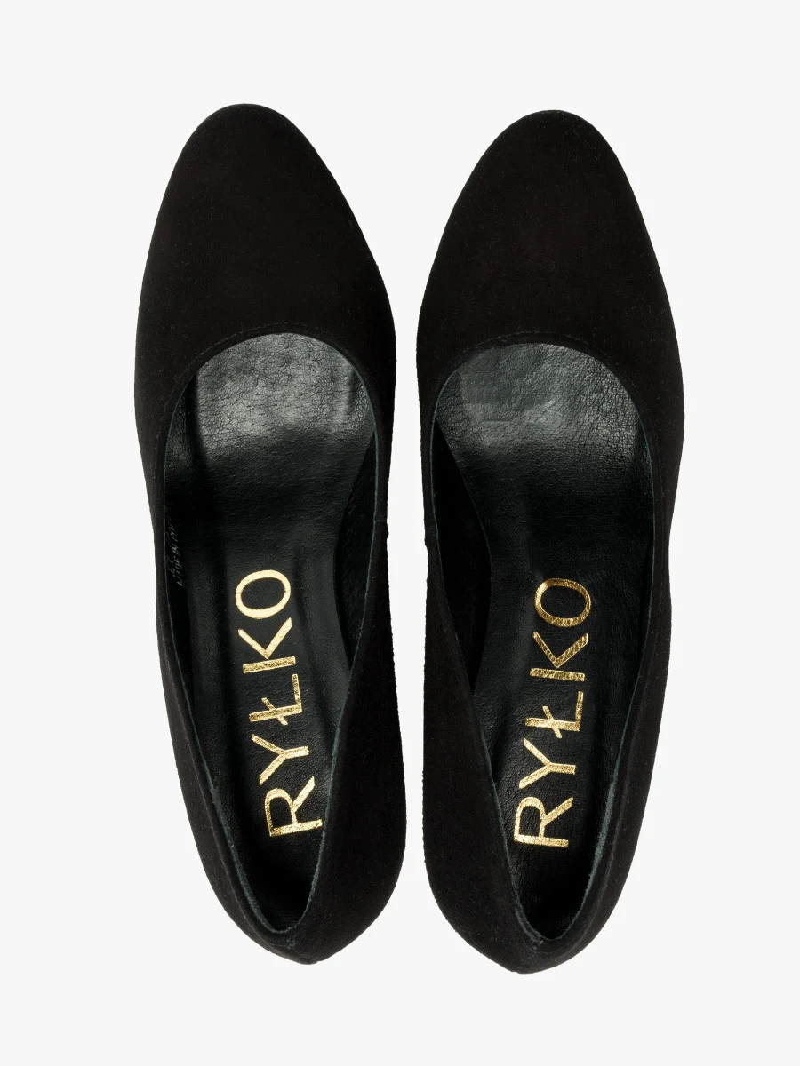 Czółenka na słupku w kolorze czarnym