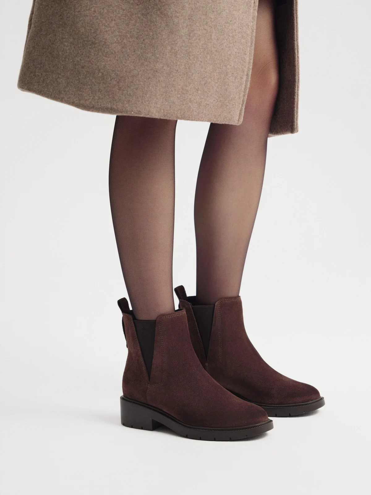 Brązowe sztyblety damskie z dekoracyjnym cięciem przy gumie