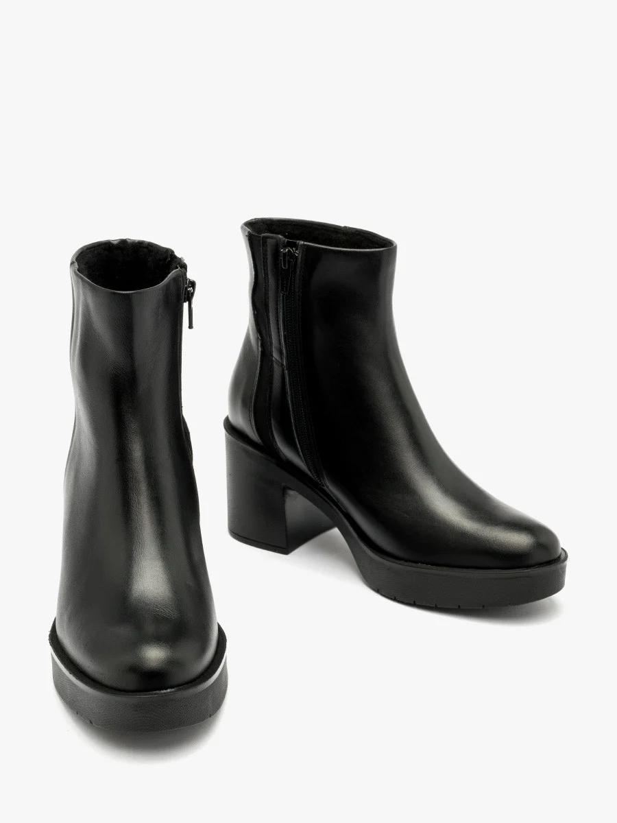 Czarne ocieplane kożuchem naturalnym botki na masywnym obcasie
