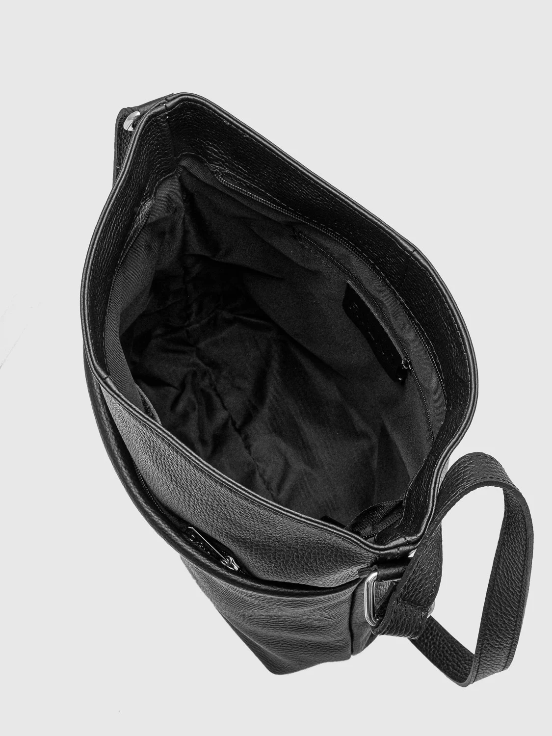 Czarna torebka średniej wielkości