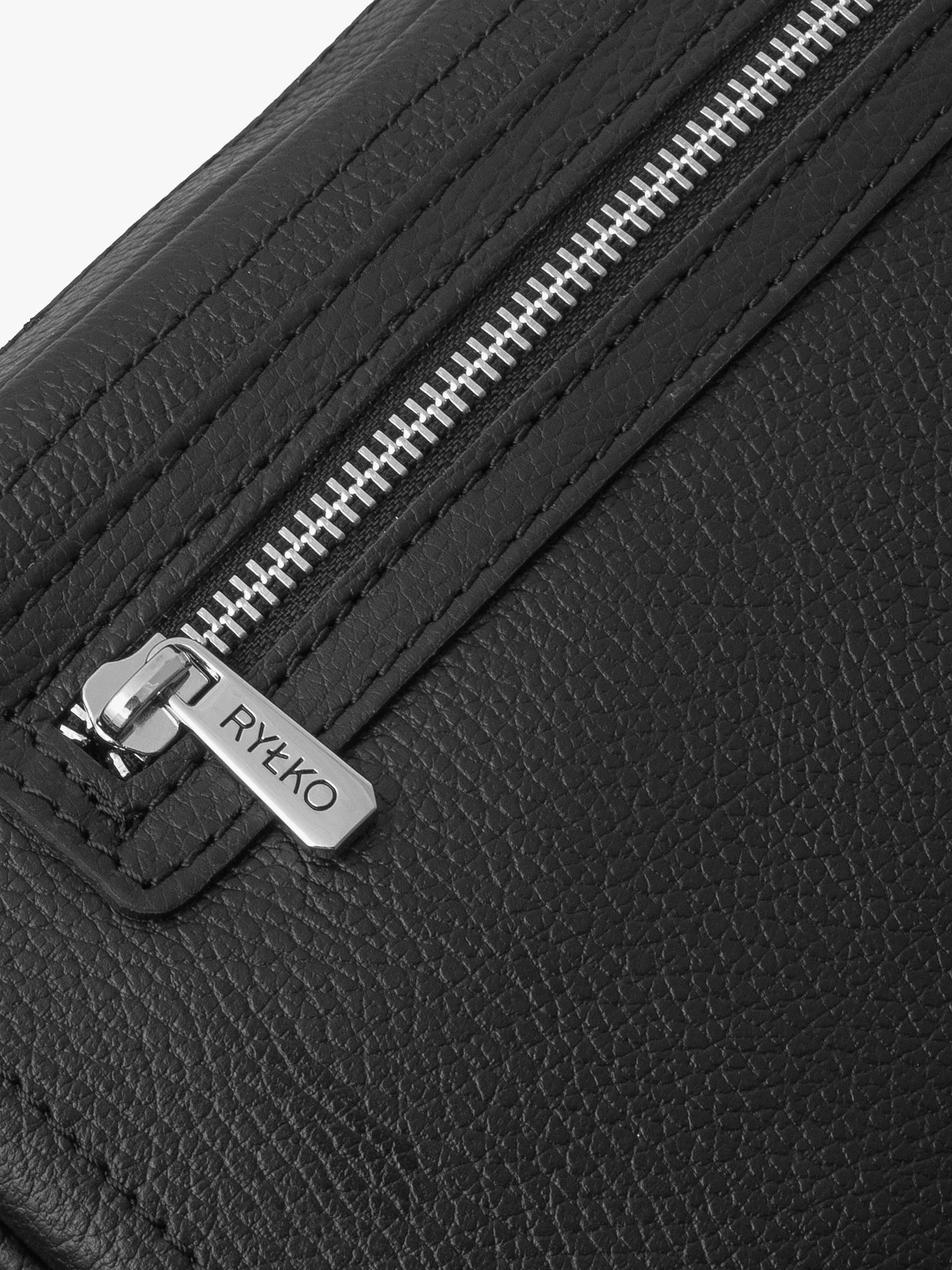 Czarna torebka listonoszka średniej wielkości