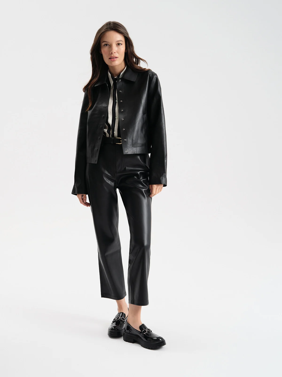 Czarne, lakierowane mokasyny z ozdobą