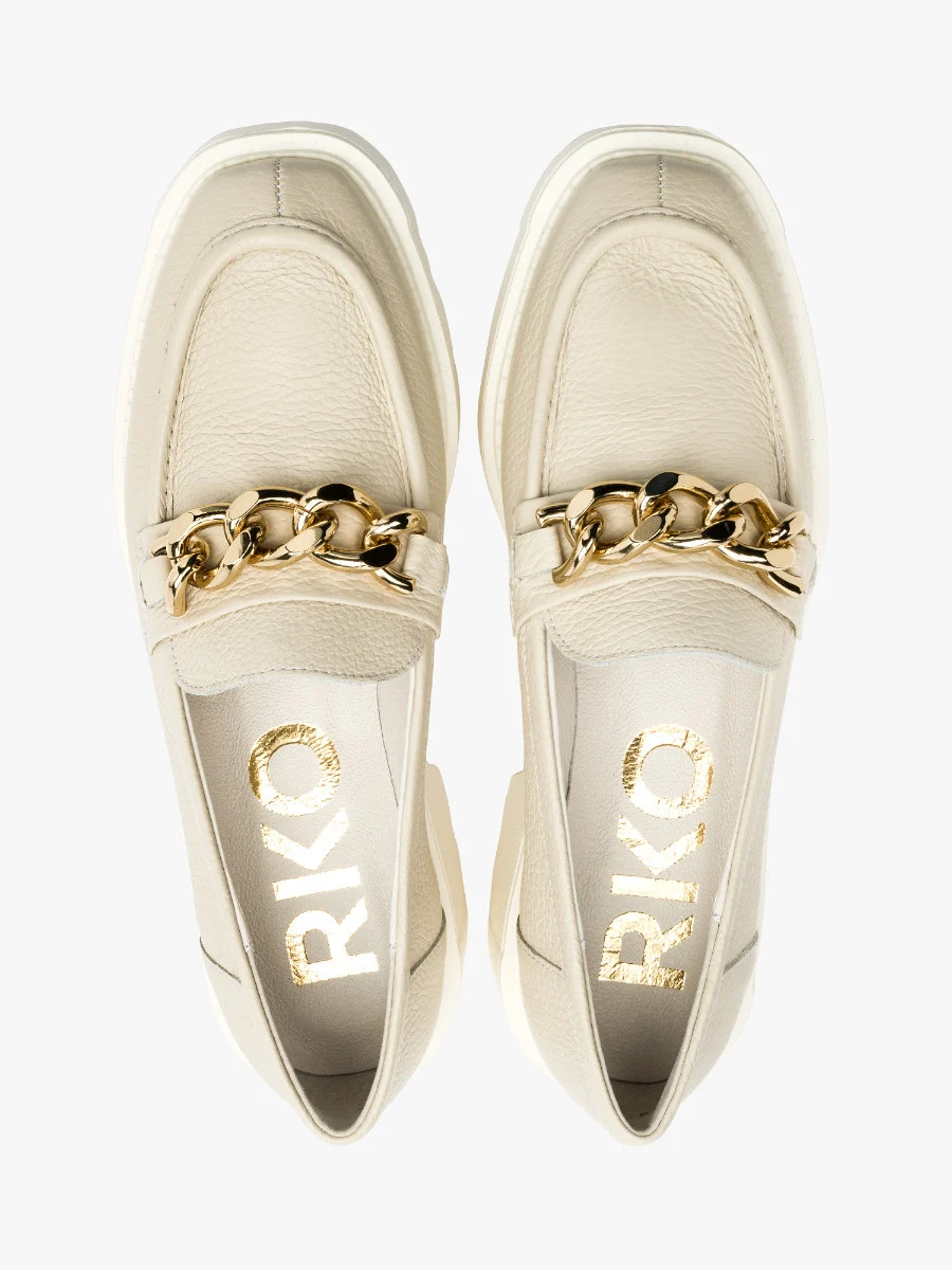Kremowe mokasyny ze złotym łańcuchem ozdobnym