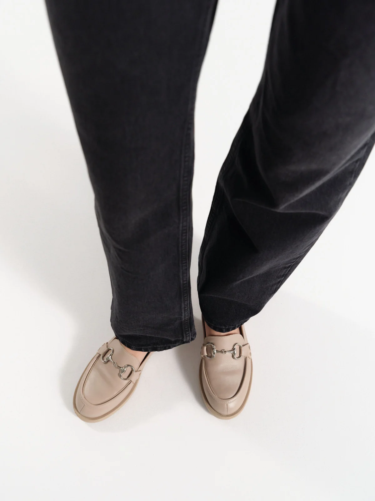 Beżowe mokasyny ze srebrną ozdobą