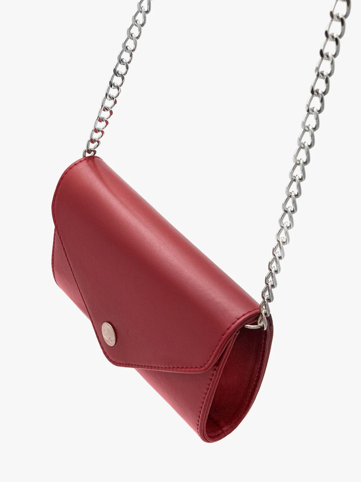 Czerwona torebka kopertówka z łańcuszkowym paskiem