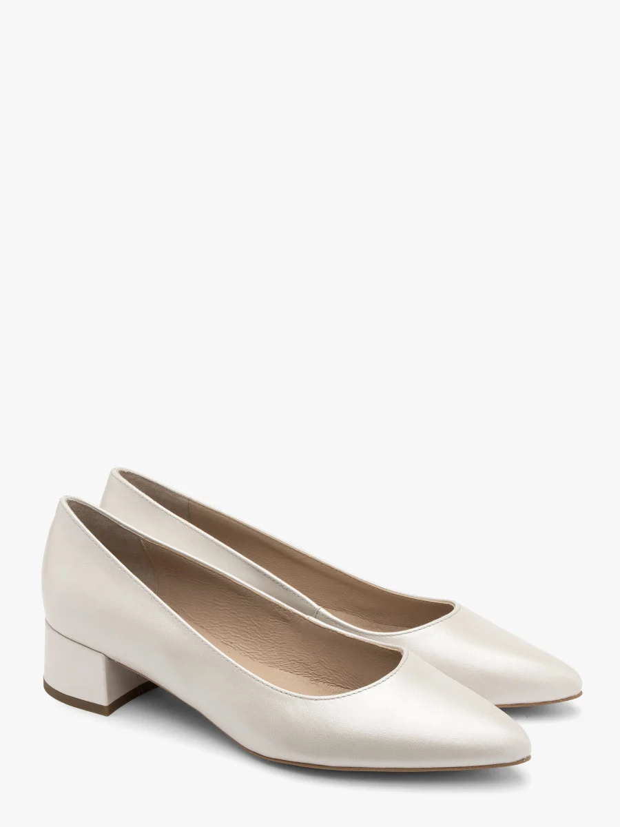 Perłowe czółenka na niskim obcasie