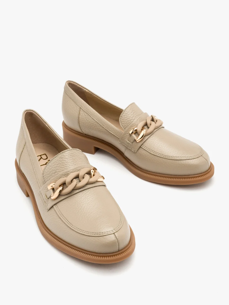 Beżowe mokasyny ze złoto-beżową ozdobą