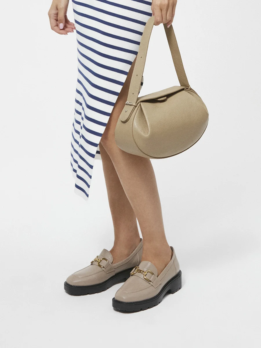 Beżowe mokasyny na czarnym spodzie