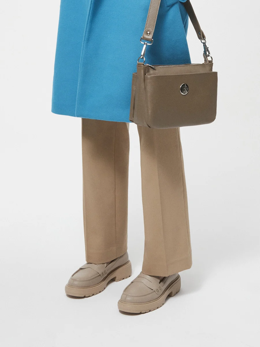 Beżowe mokasyny z ozdobną cholewką