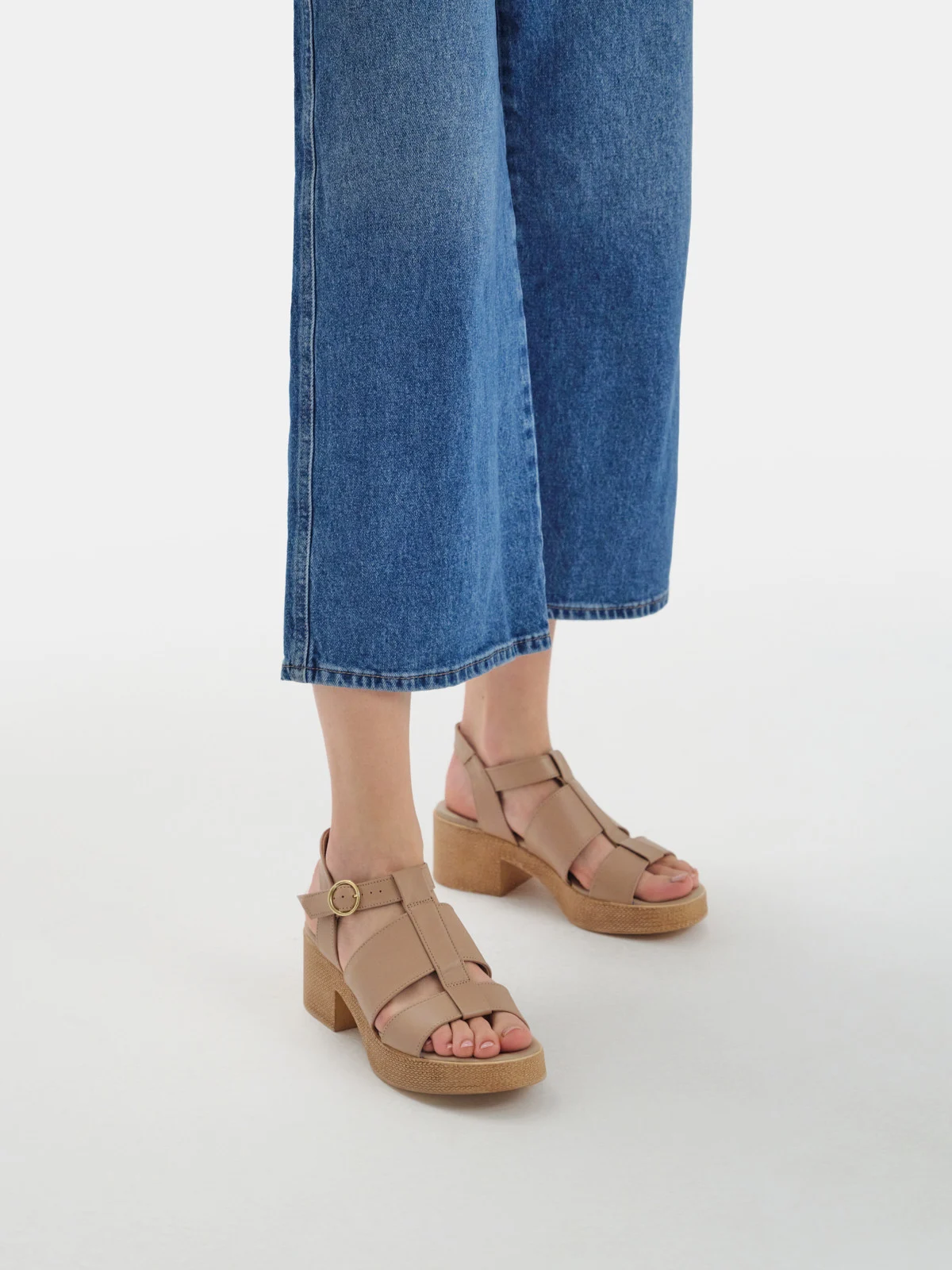 Beżowe sandały na masywnej platformie