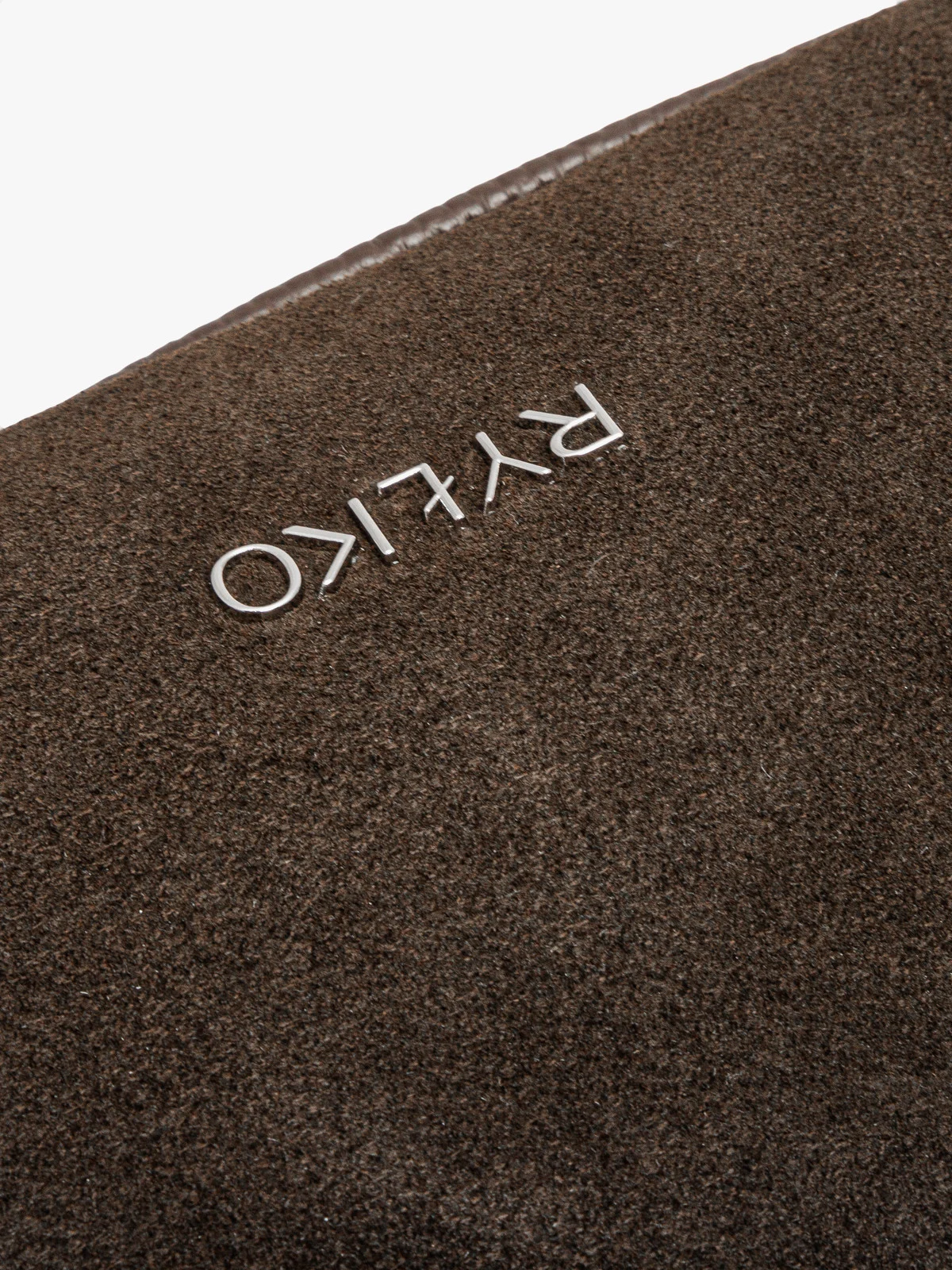 Mała, brązowa torebka z łańcuszkowym paskiem na ramię