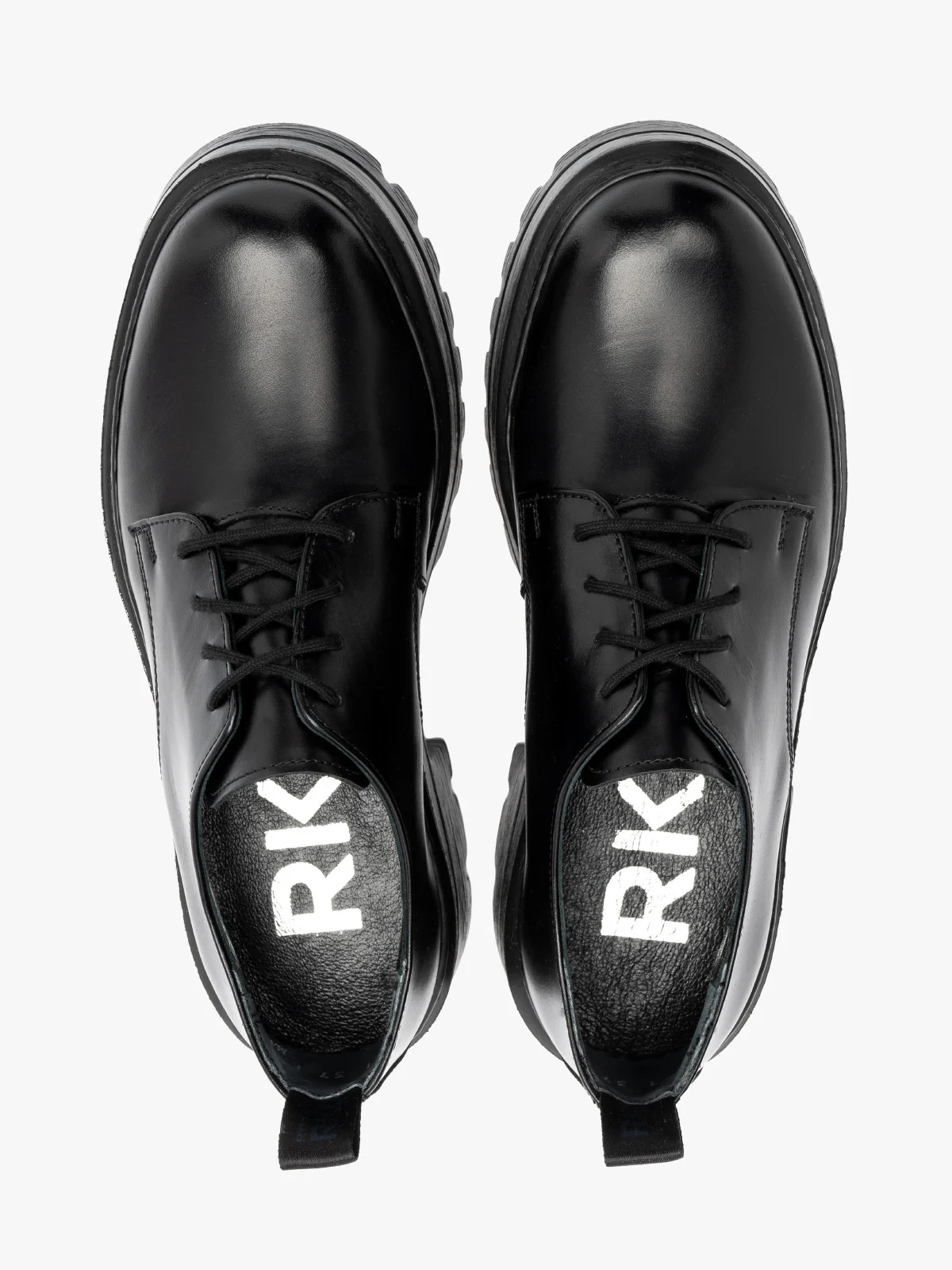 Czarne półbuty na lekkiej podeszwie