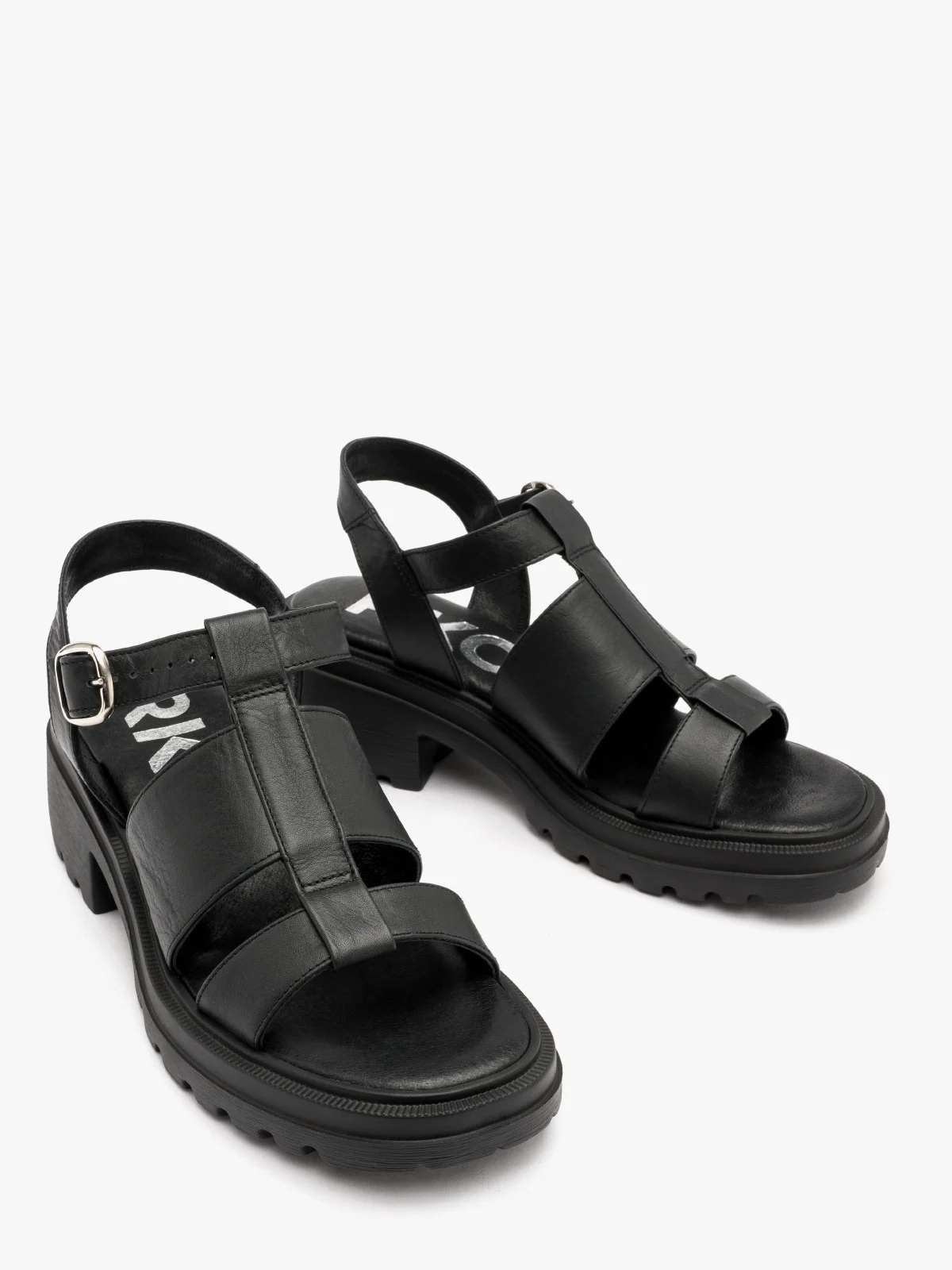 Czarne sandały na masywnej podeszwie