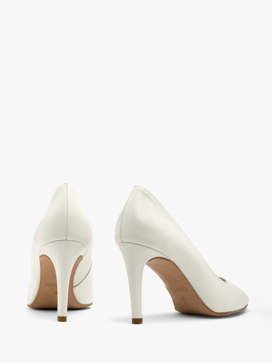 Białe czółenka na szpilce