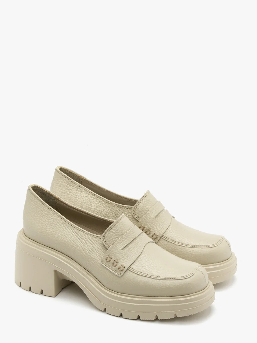 Kremowe mokasyny na obcasie