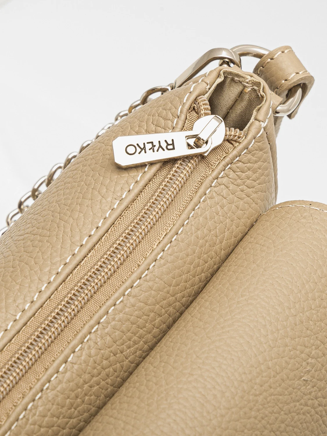 Ciemnobeżowa torebka z łańcuszkiem