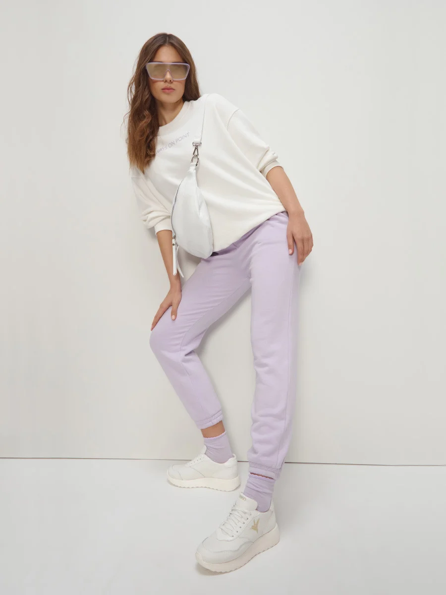 Białe półbuty sportowe ze złotymi detalami