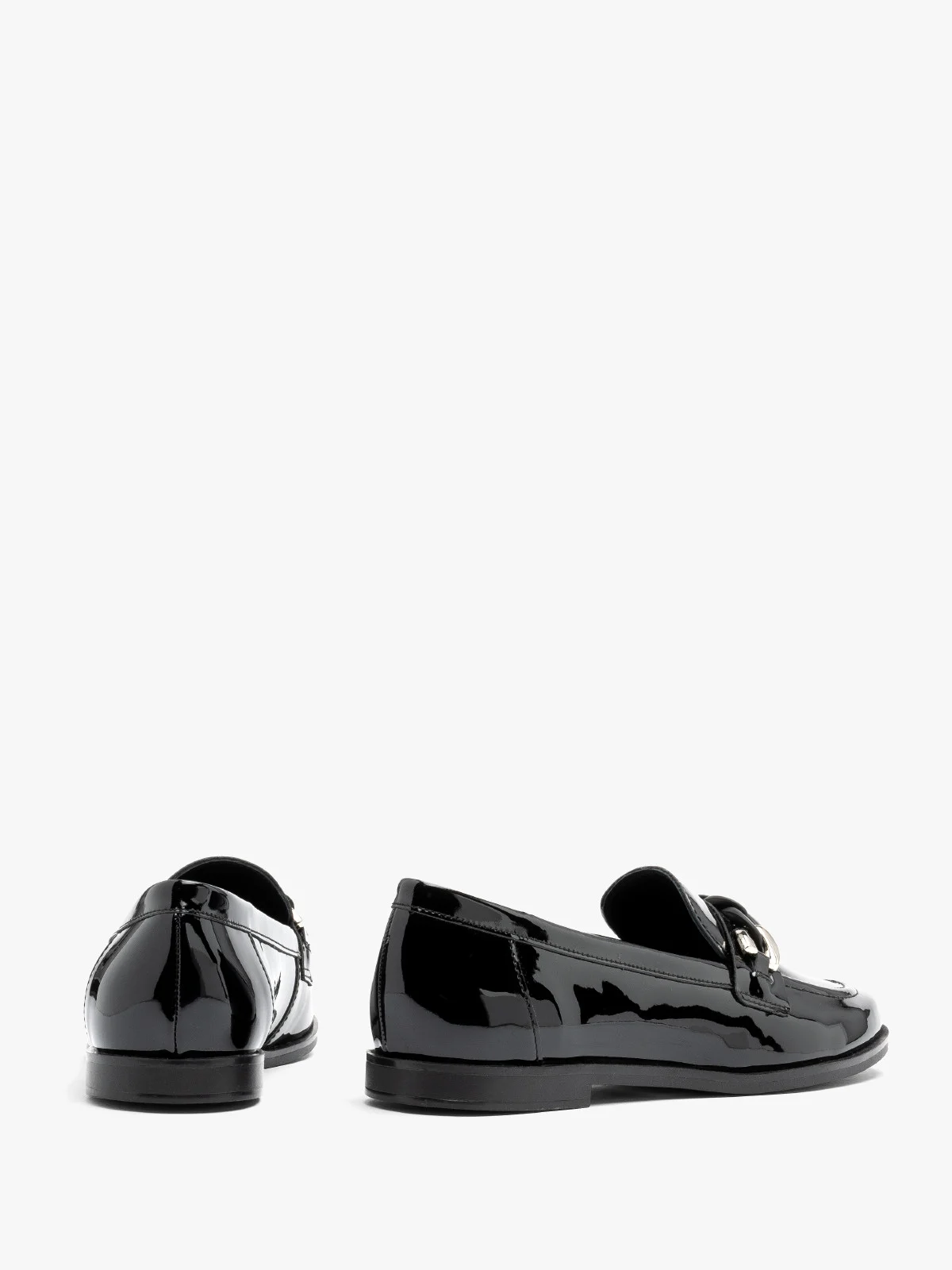 Lakierowane mokasyny z ozdobą na cholewce