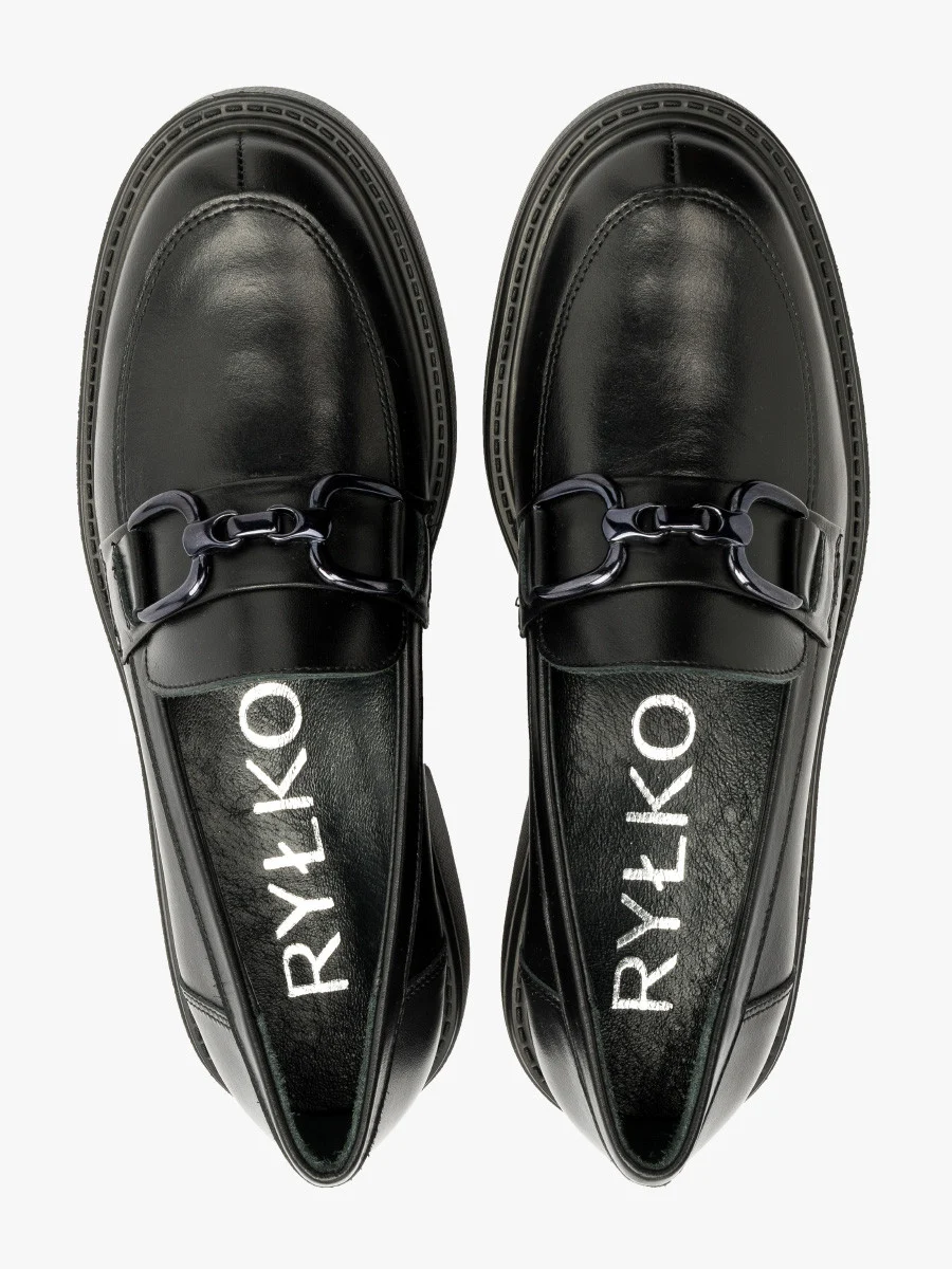 Czarne mokasyny na lekkim spodzie