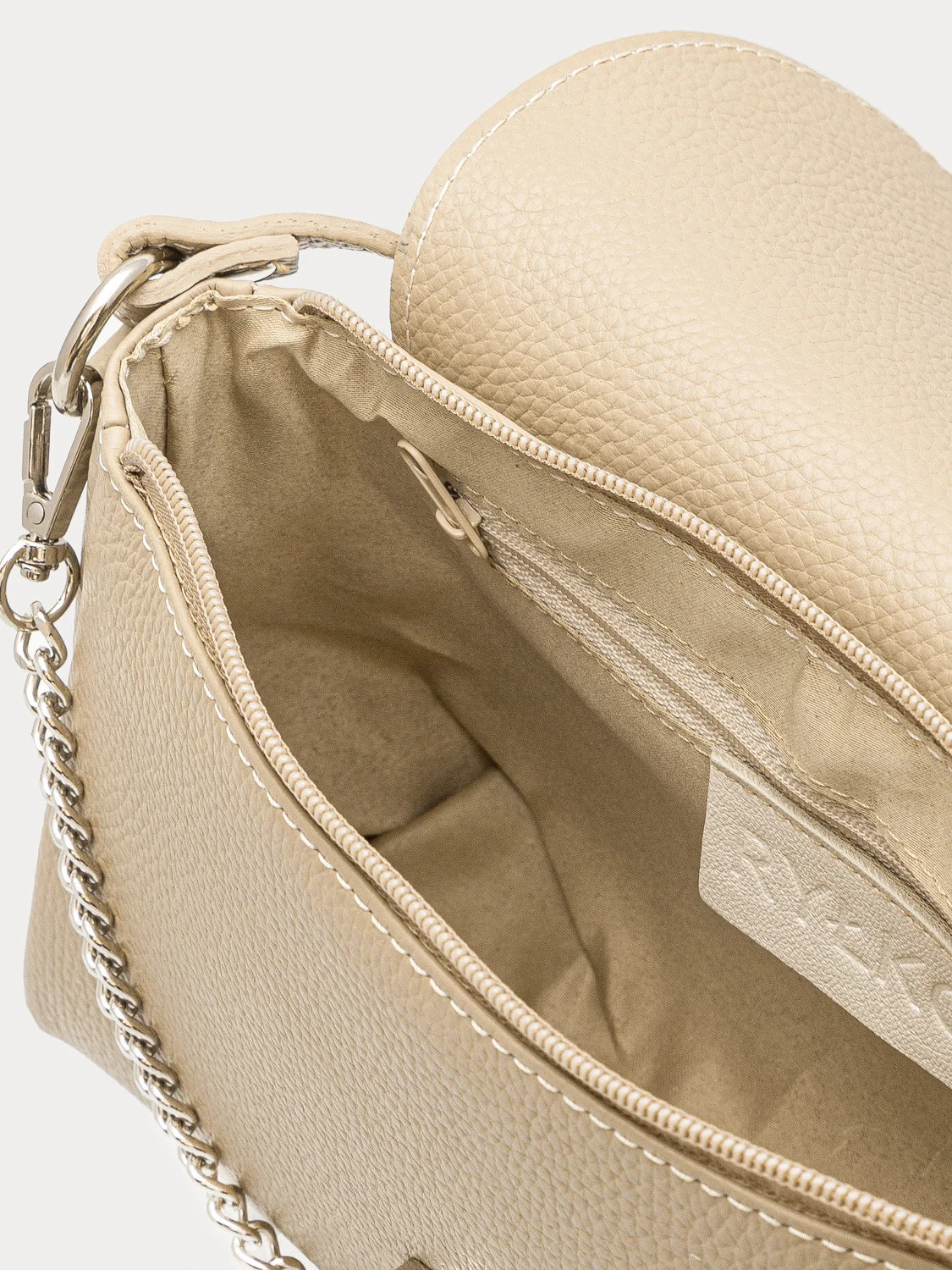 Mała beżowa torebka z łańcuszkiem