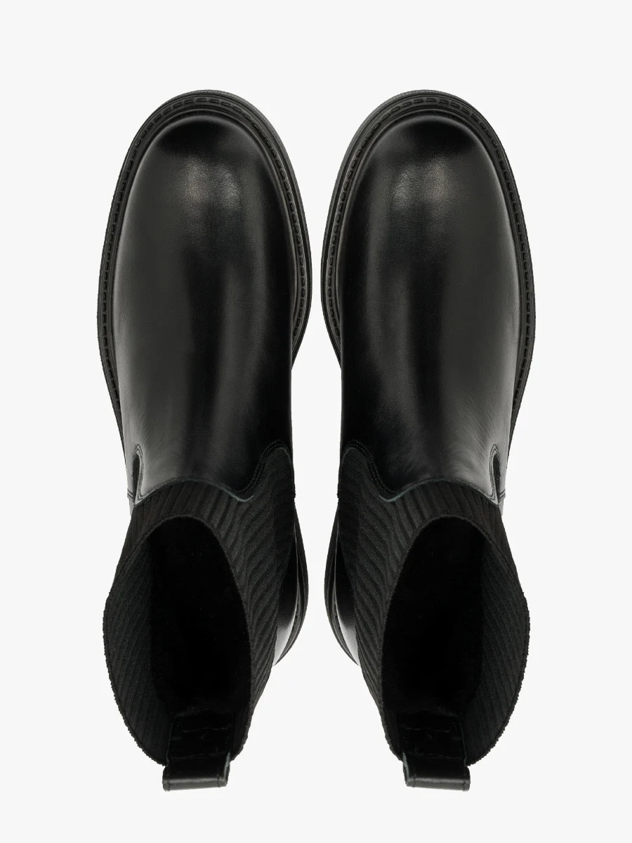 Czarne sztyblety na lekkiej podeszwie