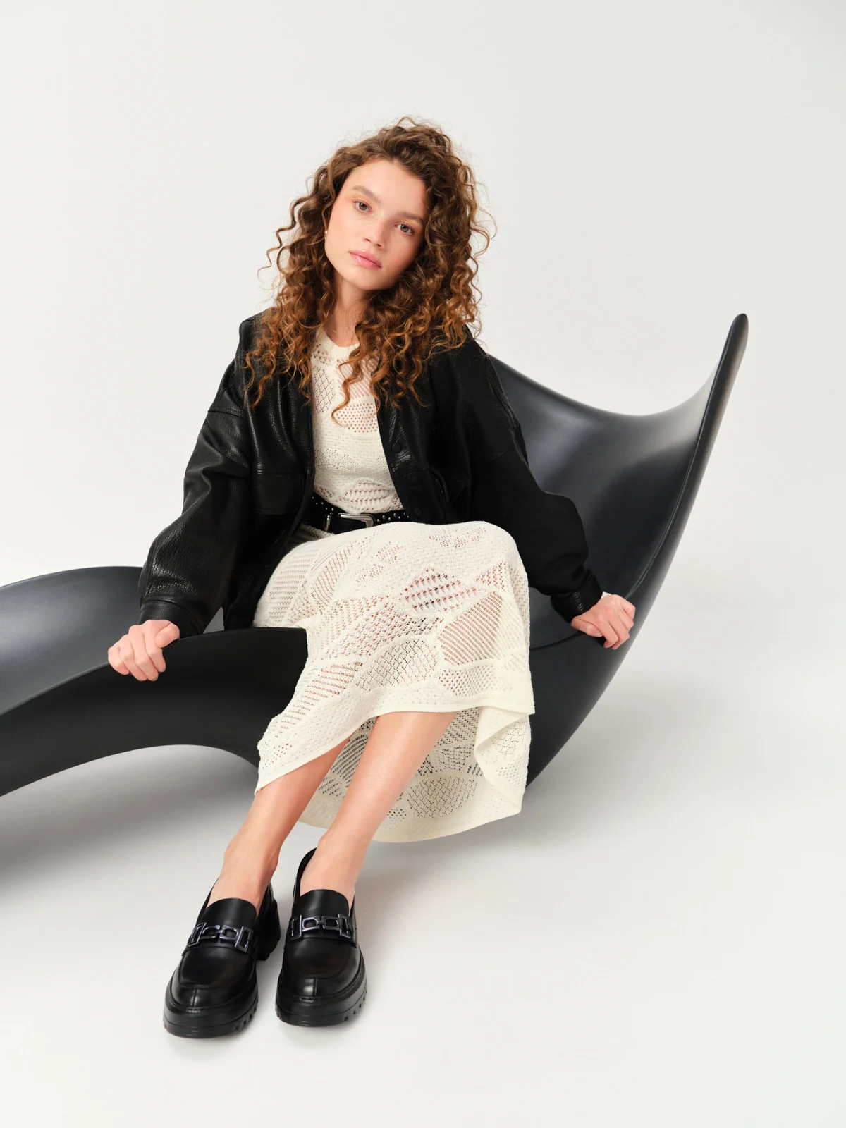 Czarne mokasyny damskie z ozdobą na cholewce