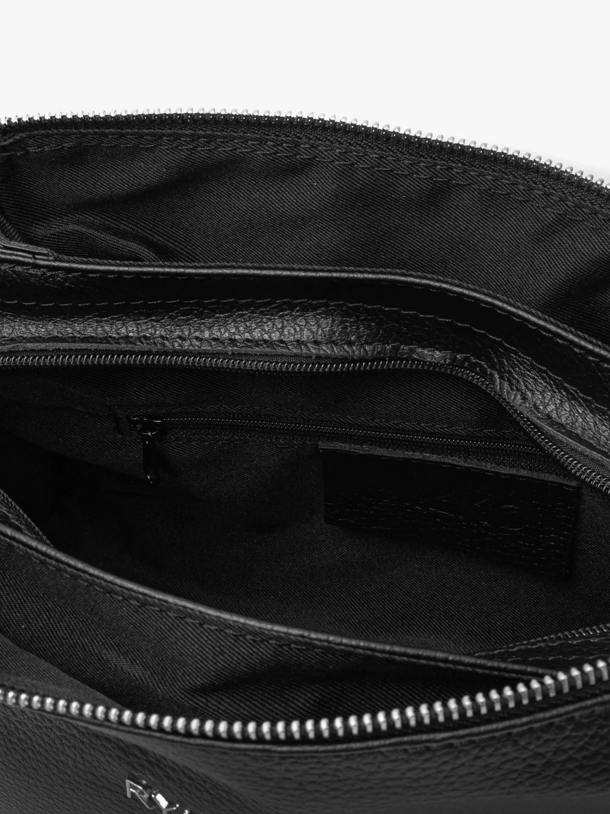 Czarna torebka z regulowanym paskiem