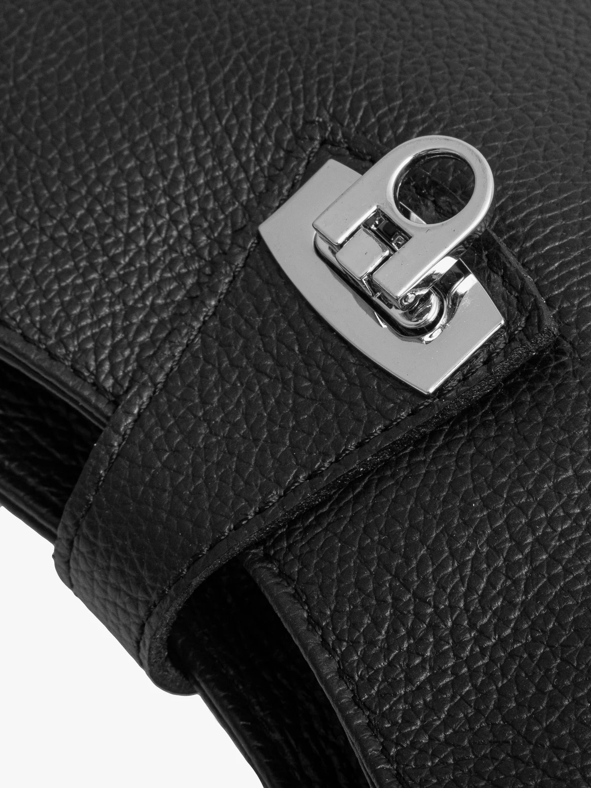 Czarna torebka damska zapinana zdobną klamrą