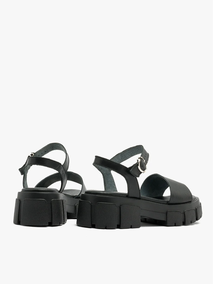 Czarne sandały ze srebrną sprzączką