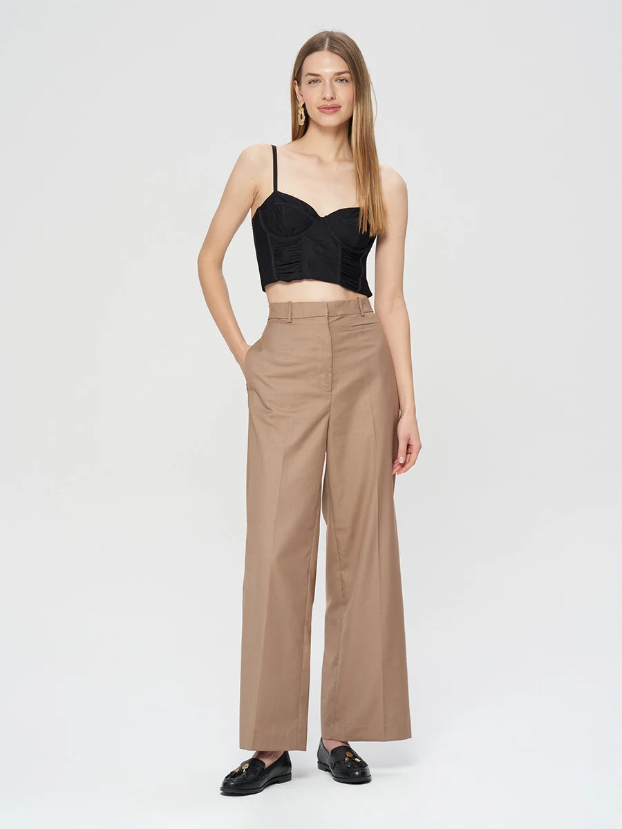 Czarne mokasyny ze złotą ozdobą