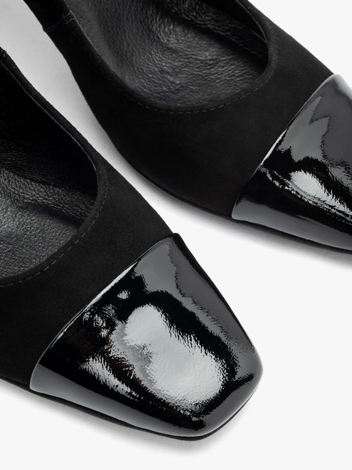 Czarne welurowe czółenka z lakierowanym noskiem