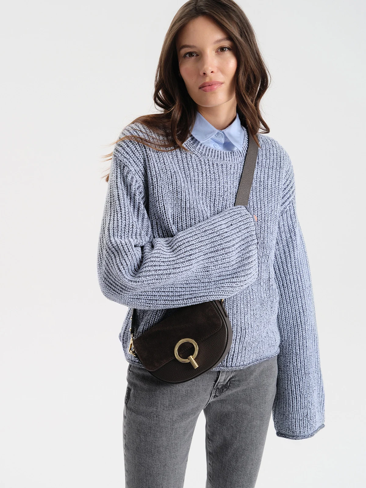 Mała, elegancka torebka damska ze złotymi detalami