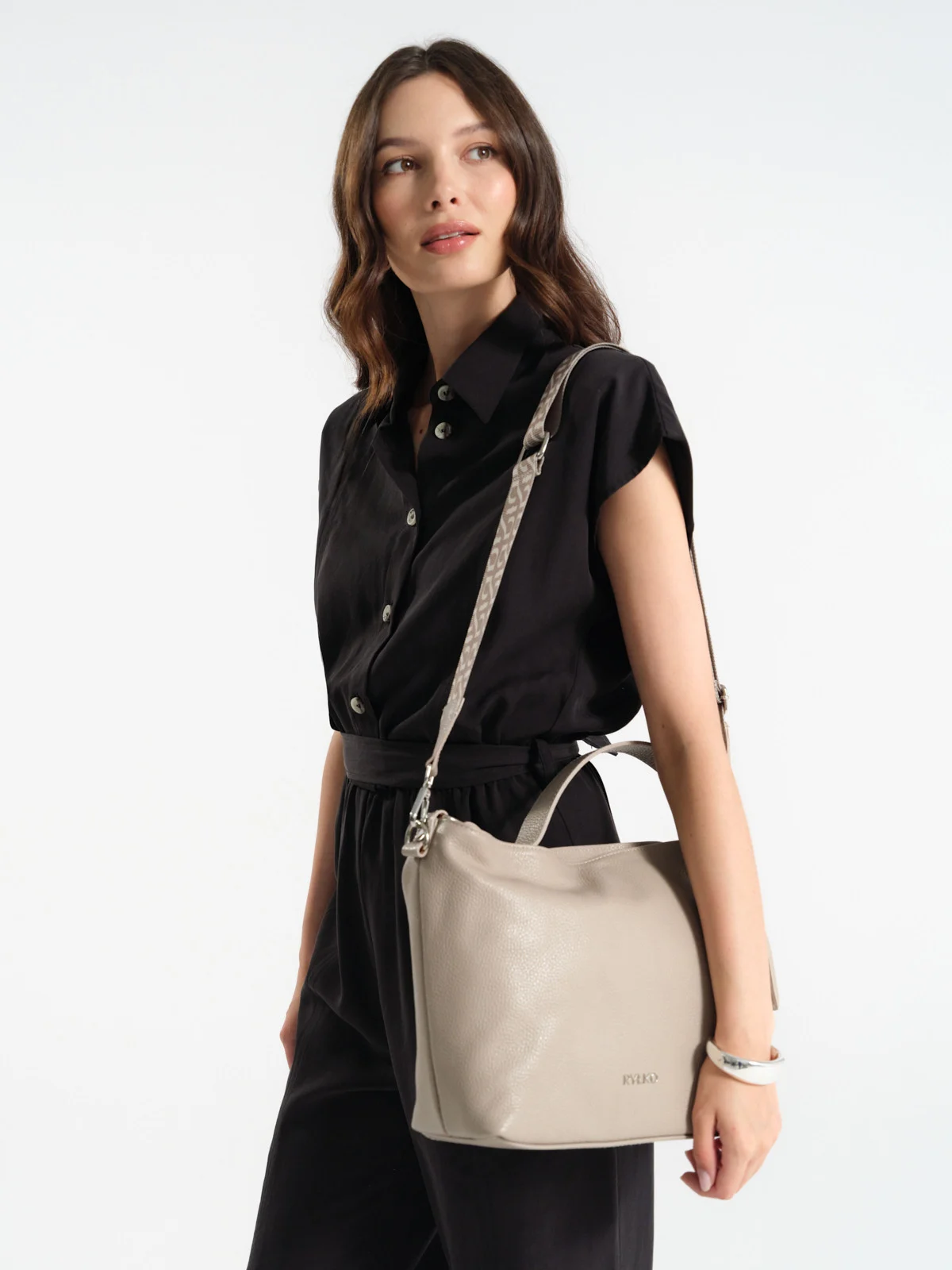 Kremowa torebka na pasku z tkaniny