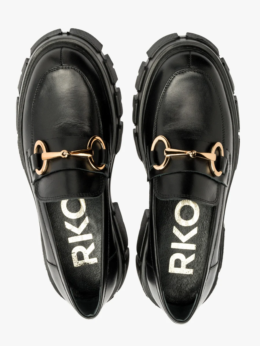 Czarne mokasyny ze złotą ozdobą