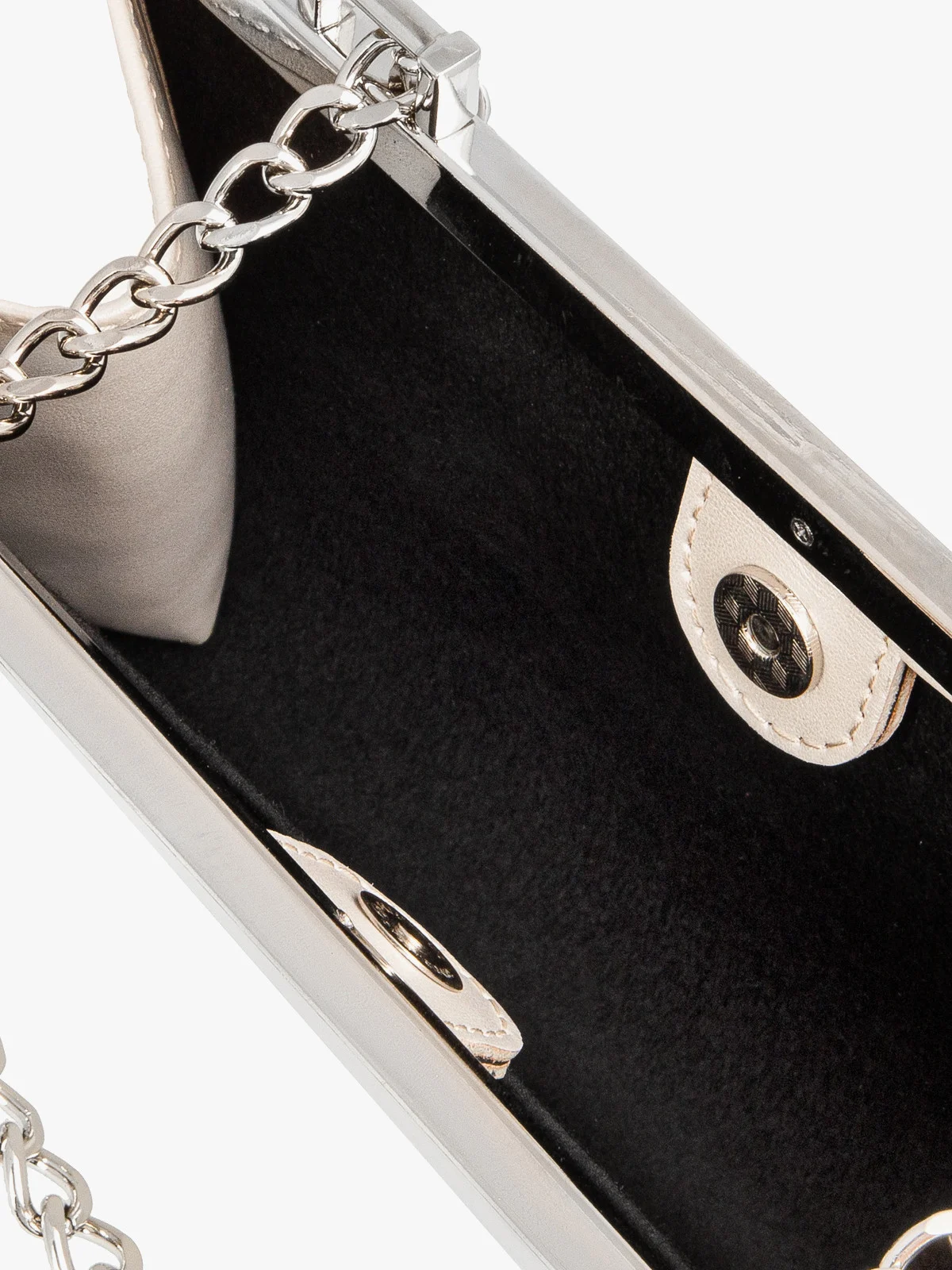 Mała perłowa torebka damska na srebrnym łańcuszku