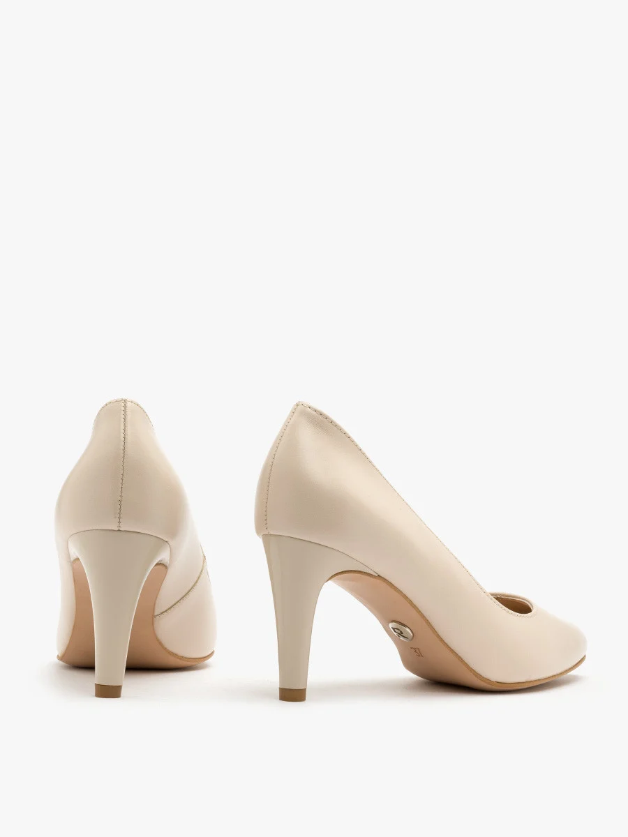 Beżowe czółenka na lakierowanej szpilce