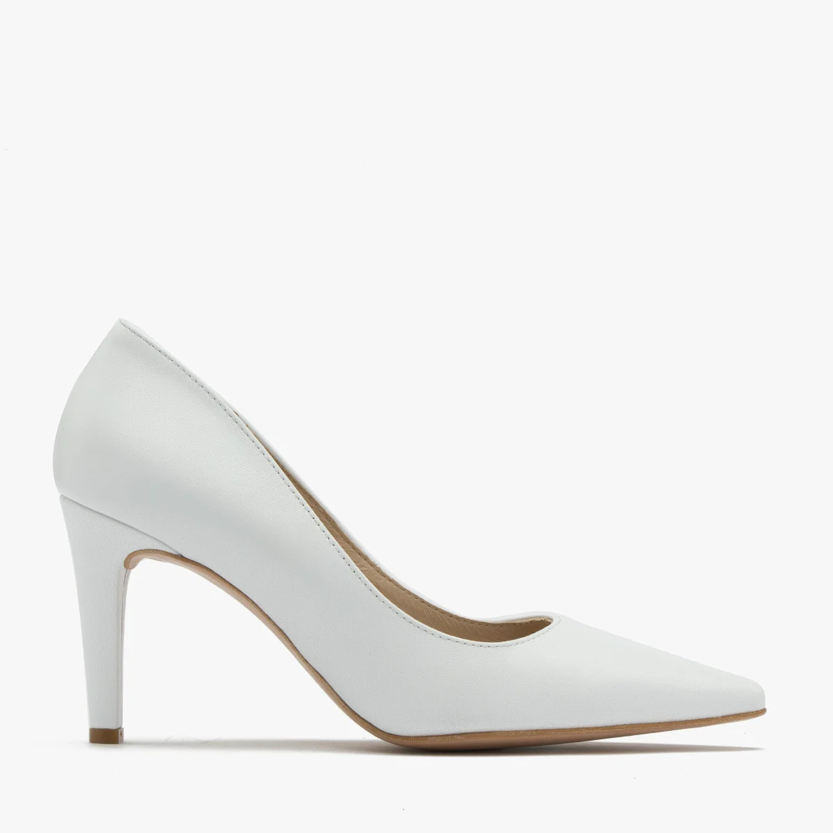 Białe czółenka na szpilce