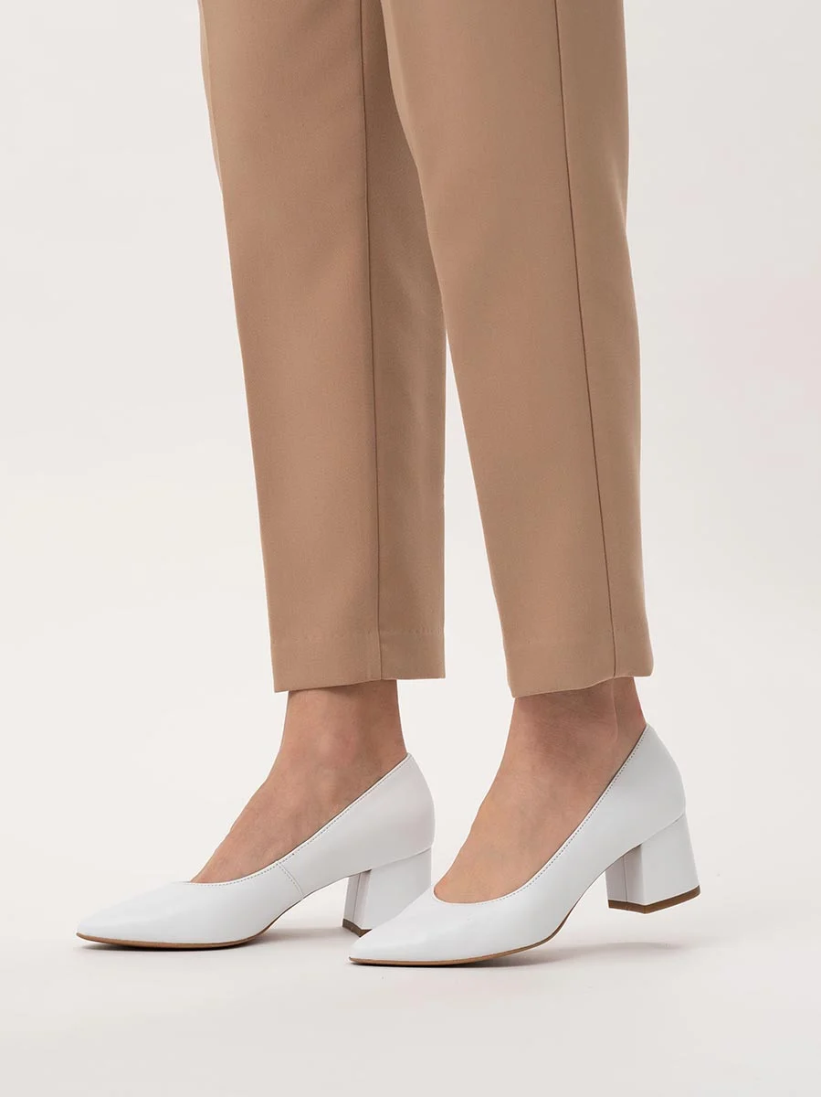 Białe czółenka na masywnym obcasie