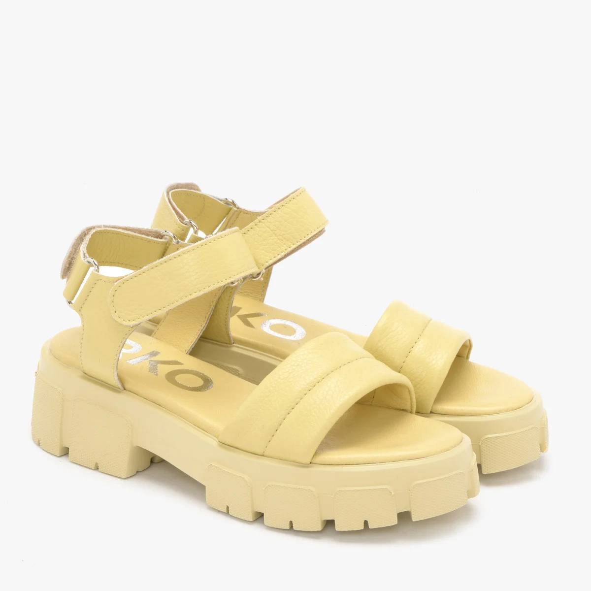 Żółte sandały na lekkiej podeszwie