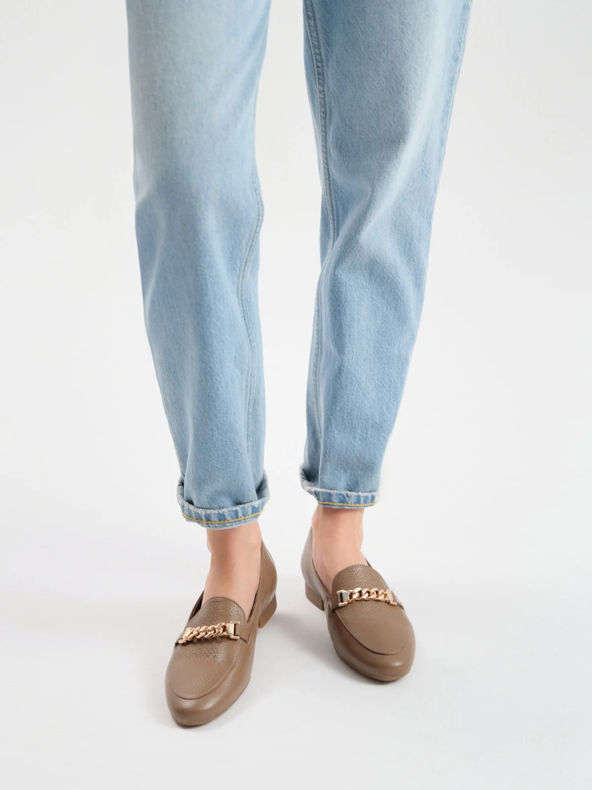 Ciemnobeżowe mokasyny damskie z ozdobą