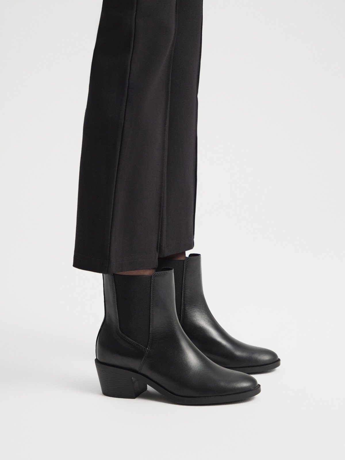 Czarne, skórzane sztyblety damskie na niskim obcasie