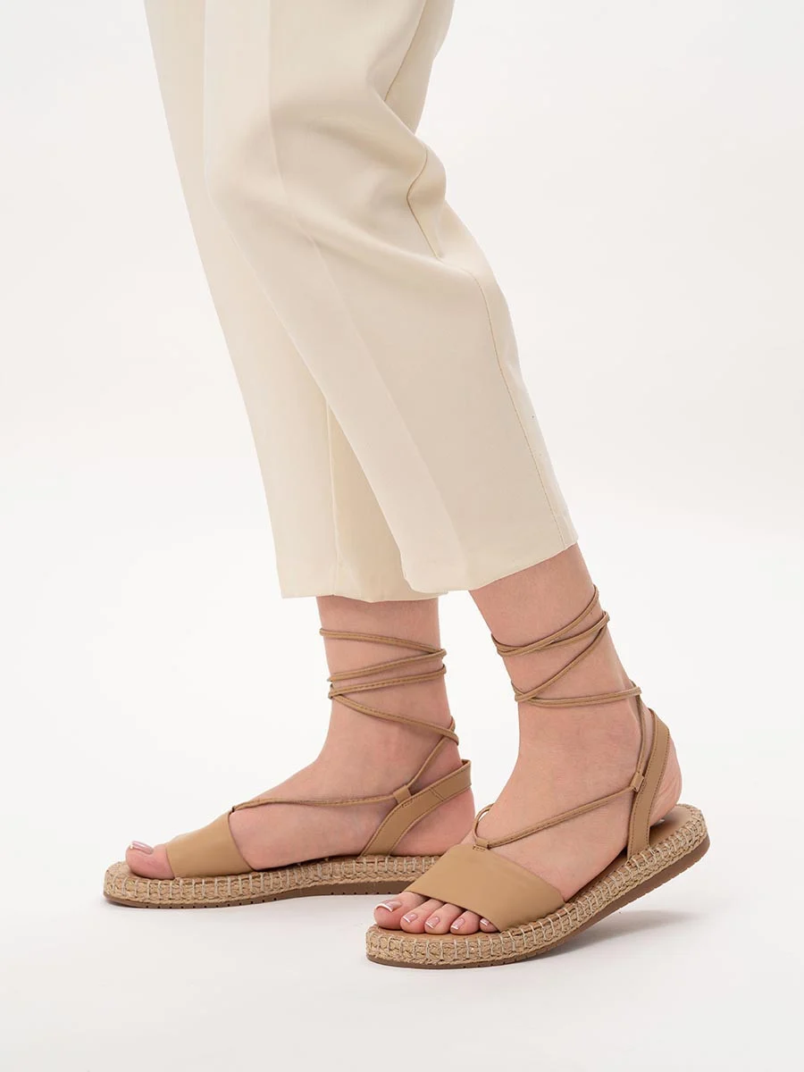 Beżowe sandały z paseczkami wokół kostki
