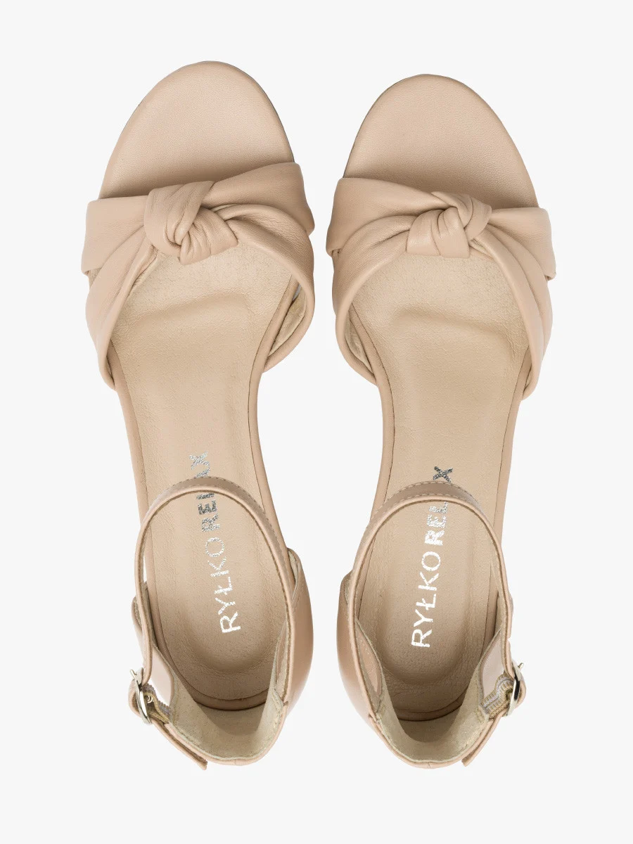 Beżowe sandały na klinie