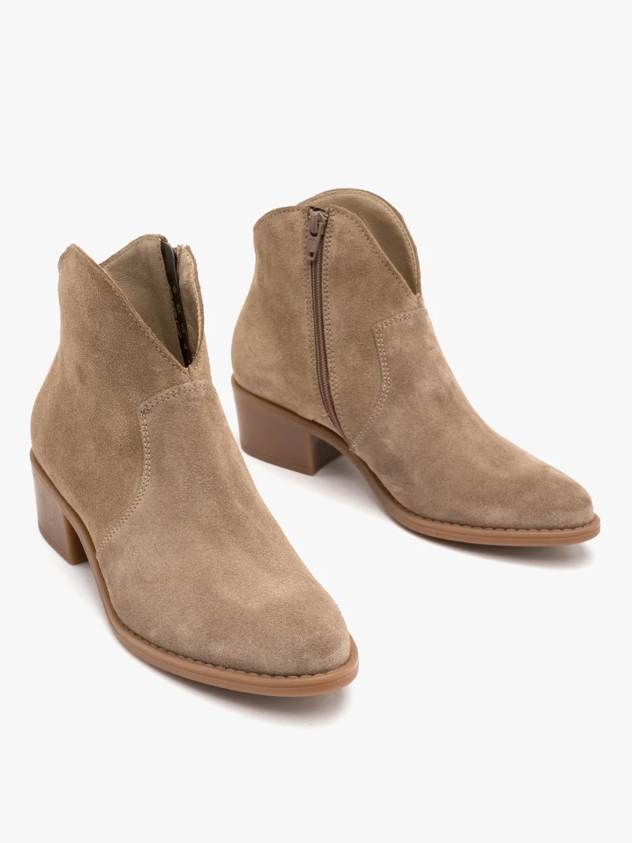 Piaskowe, welurowe kowbojki