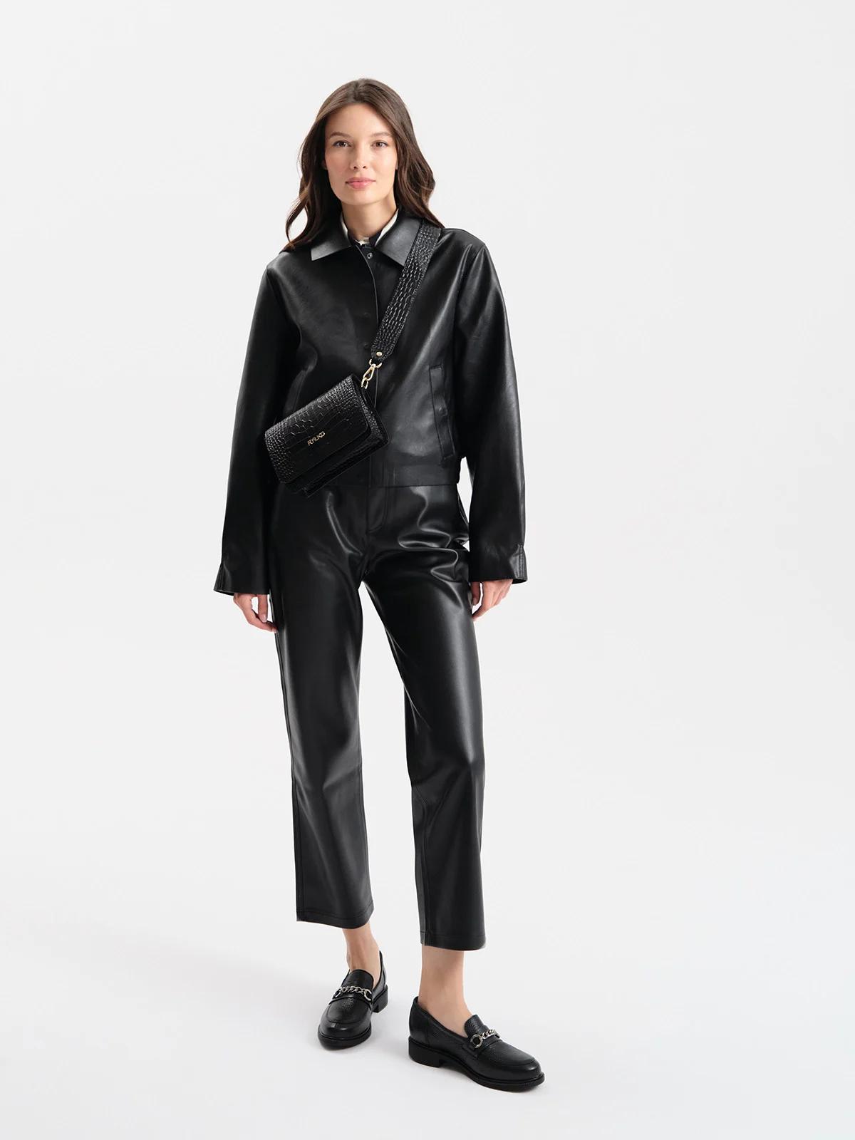 Elegancka, czarna torebka w zwierzęcy deseń