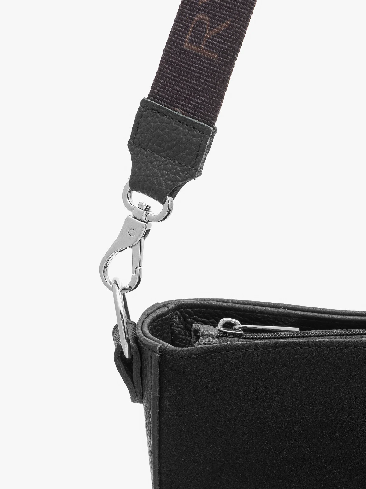 Mała, czarna torebka na szerokim pasku z taśmy